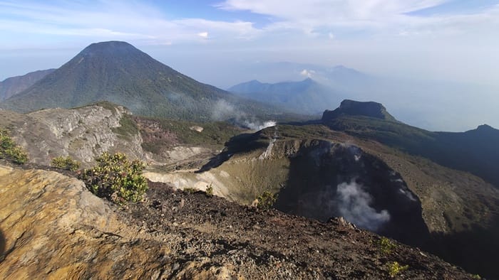 perbedaan gunung gede dan gunung pangrango