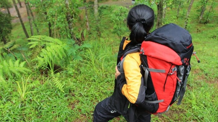 mengganti pembalut di gunung