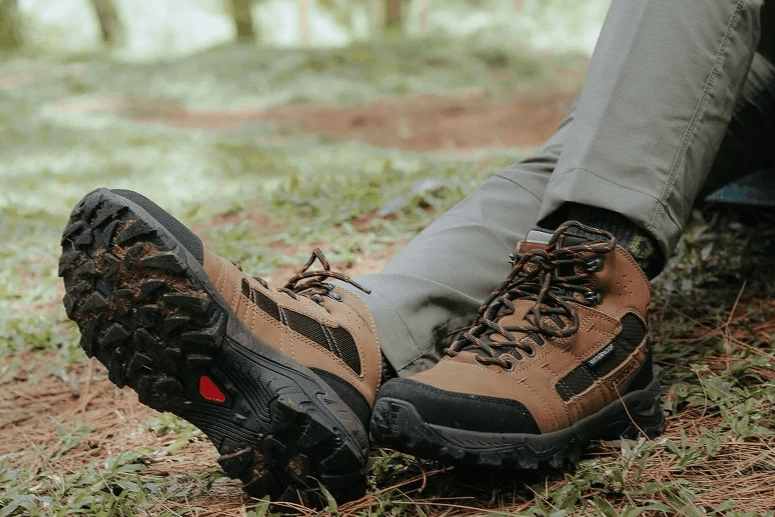 Sepatu Gunung Waterproof Terbaik
